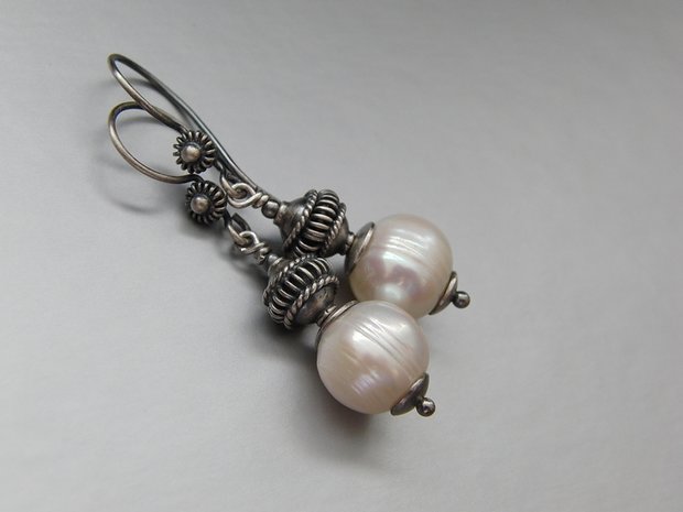 Handgemaakte Zilveren Oorbellen met Zoetwaterparels "Parels in Oxide"