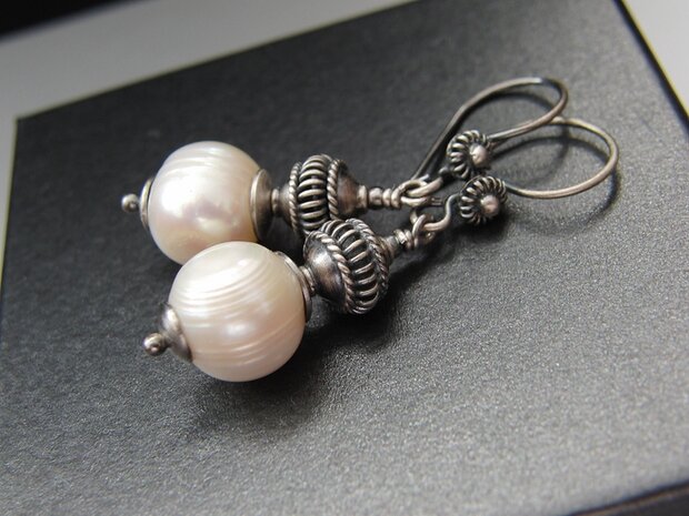 Handgemaakte Zilveren Oorbellen met Zoetwaterparels "Parels in Oxide"