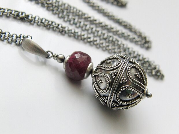 Zilveren Ketting met Bali Kraal en Robijn