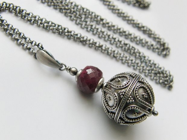 Zilveren Ketting met Bali Kraal en Robijn