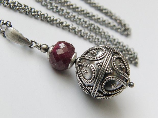 Zilveren Ketting met Bali Kraal en Robijn