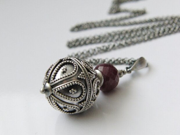 Zilveren Ketting met Bali Kraal en Robijn