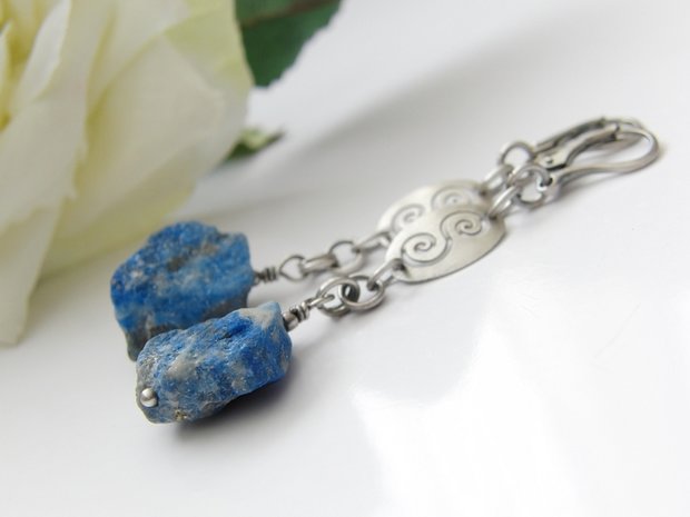 Sterling Zilveren Oorbellen met Ruwe Lapis Lazuli