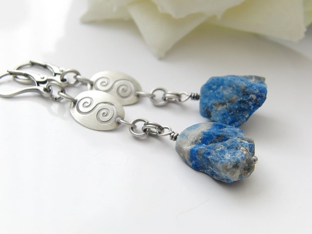 Sterling Zilveren Oorbellen met Ruwe Lapis Lazuli