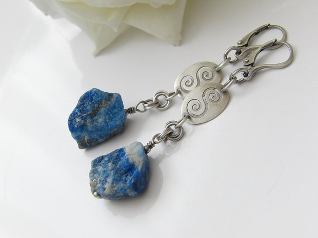 Sterling Zilveren Oorbellen met Ruwe Lapis Lazuli
