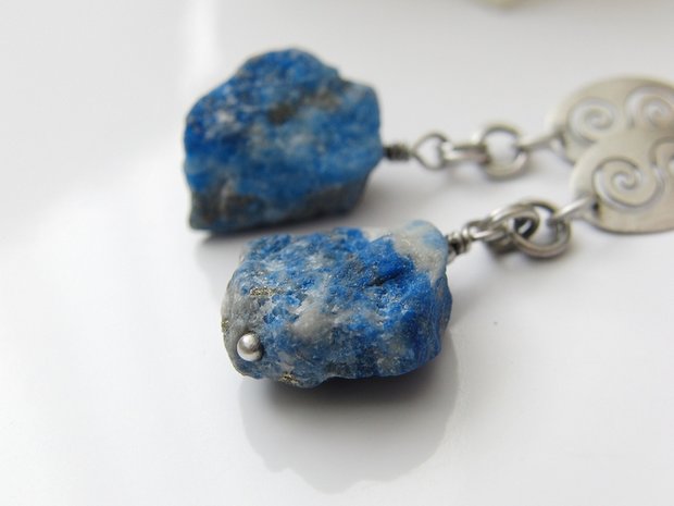 Sterling Zilveren Oorbellen met Ruwe Lapis Lazuli