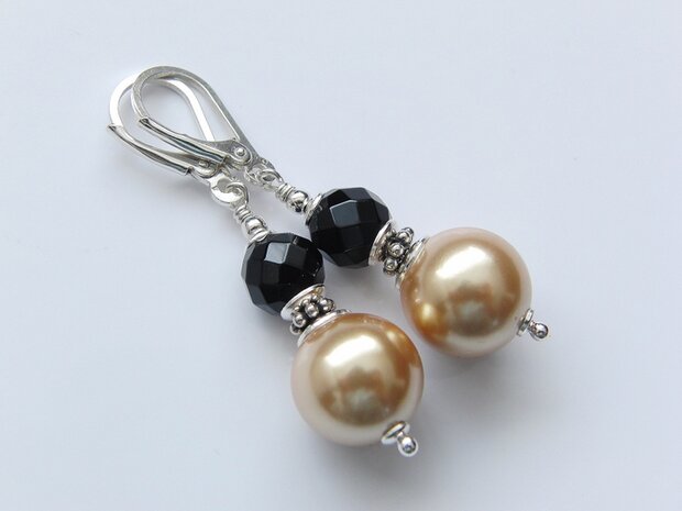 Edelstenen Oorbellen met Schelpparels en Onyx