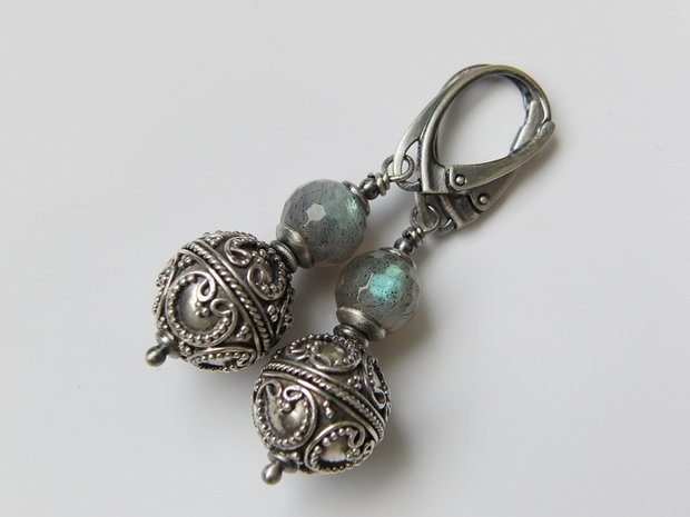 Handgemaakte Oorbellen met Bali Kralen en Labradoriet 