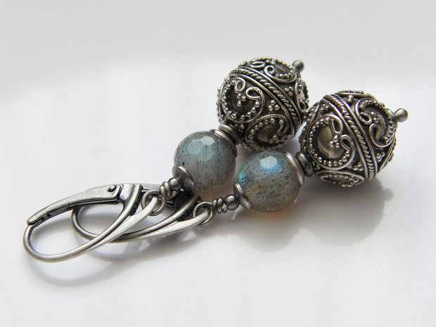 Handgemaakte Oorbellen met Bali Kralen en Labradoriet 