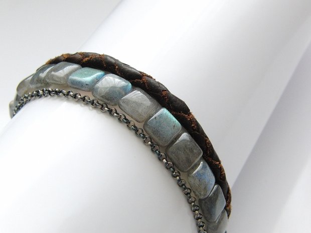 Armband met Labradoriet Edelstenen en Leren Koord