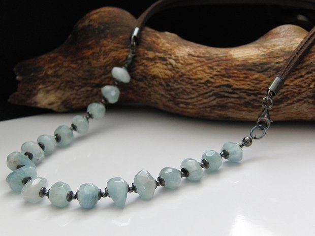 Zilveren Edelstenen Ketting "Aquamarijn in Leder"