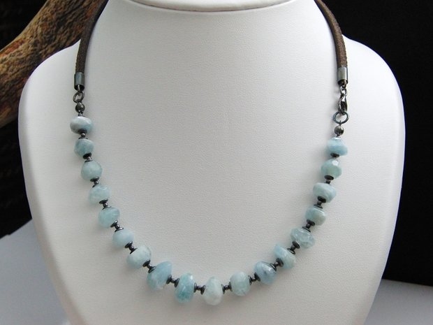 Zilveren Edelstenen Ketting "Aquamarijn in Leder"