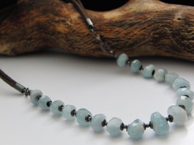 Zilveren Edelstenen Ketting "Aquamarijn in Leder"