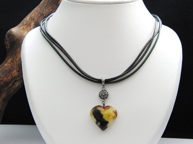 Handgemaakte Lederen Ketting met Barnsteen "Two Hearts"