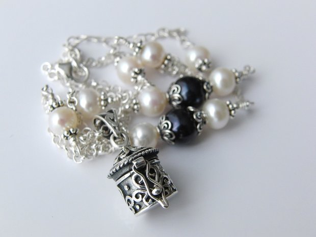 Handgemaakte Zilveren Ketting "Pillendoosje met Parels"