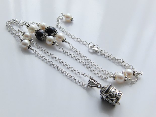 Handgemaakte Zilveren Ketting "Pillendoosje met Parels"