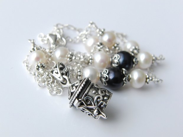 Handgemaakte Zilveren Ketting "Pillendoosje met Parels"