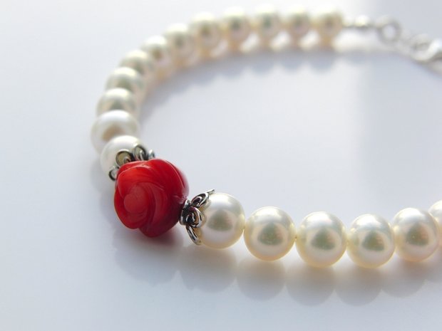 Zilveren Zoetwaterparel Armband met Koraal "Roosje"