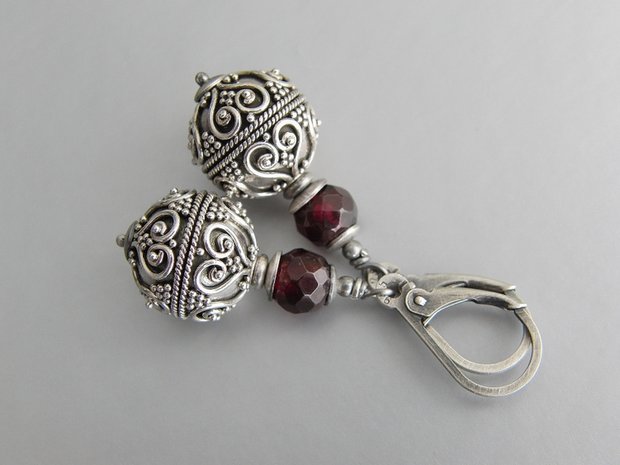 Zilveren Oorbellen met Bali Kralen en Granaat "Hart van Bali"