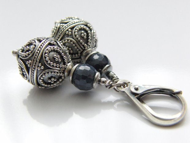 Zilveren Oorbellen met Bali Kralen en Saffieren