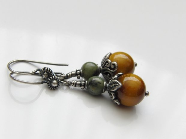 Edelstenen Oorbellen met Tijgeroog en Nefriet