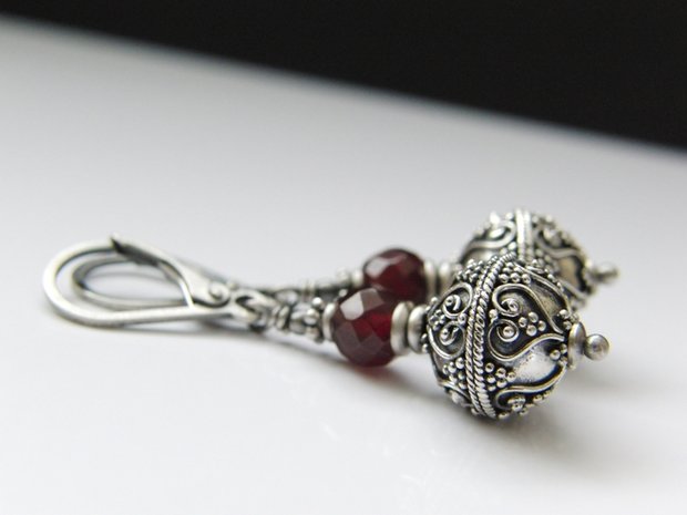 Zilveren Oorbellen met Bali Kralen en Granaat