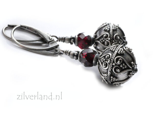 Handgemaakte Oorbellen met Bali Kralen en Granaat