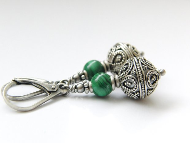 Zilveren Oorbellen met Bali Kralen en Malachiet