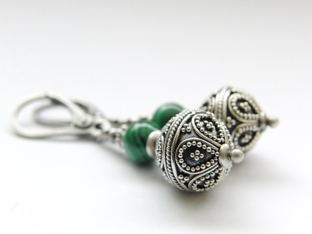 Zilveren Oorbellen met Bali Kralen en Malachiet