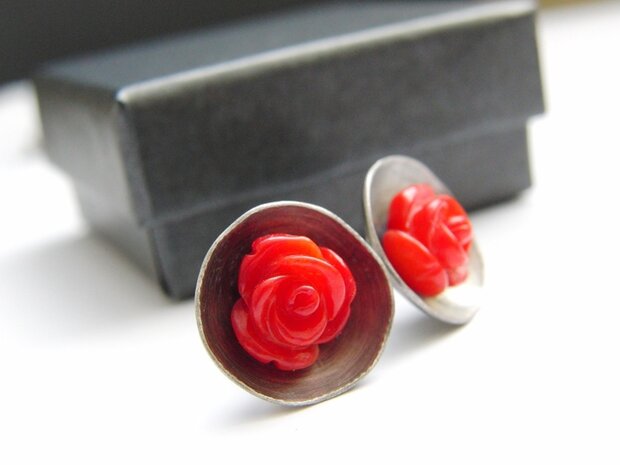 Handgemaakte Oorstekers met Koraalroosjes