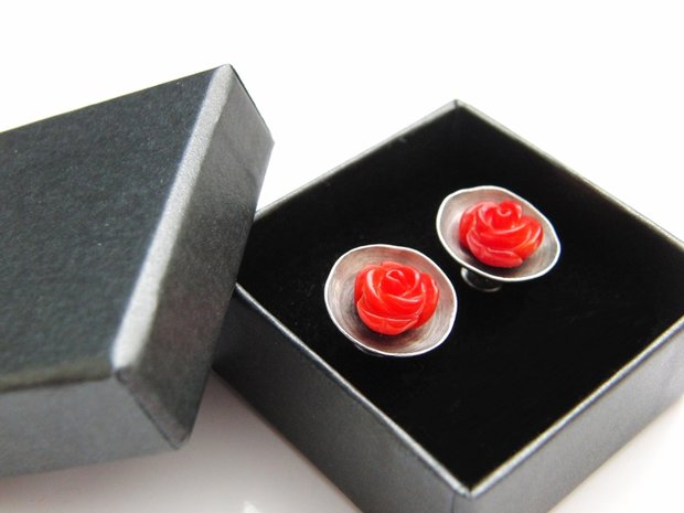 Handgemaakte Oorstekers met Koraalroosjes