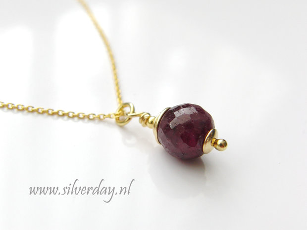Handgemaakte Zilveren Ketting met Robijn- Verguld
