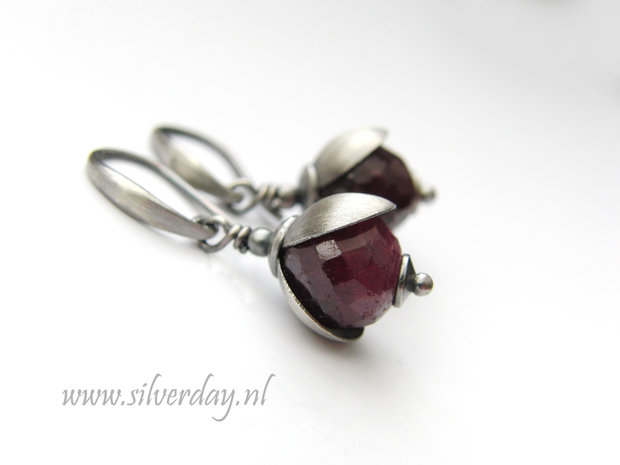Handgemaakte Zilveren Oorbellen met Robijn- Geoxideerd