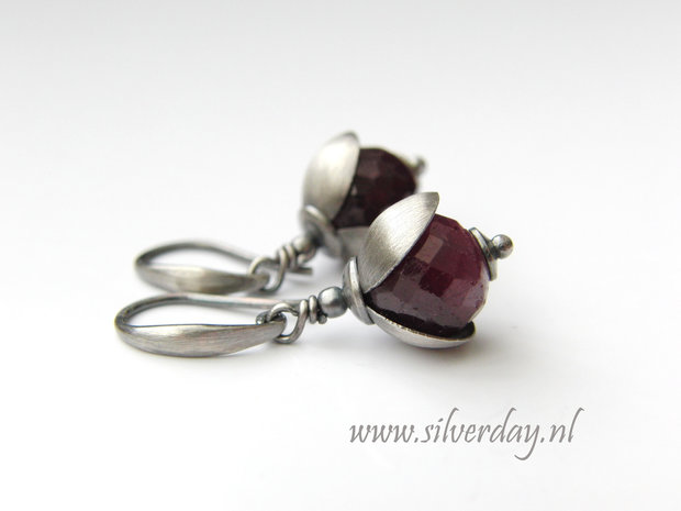 Handgemaakte Zilveren Oorbellen met Robijn- Geoxideerd