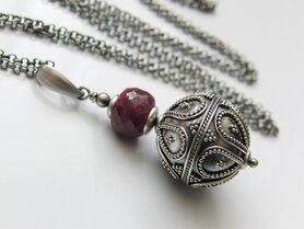 Zilveren Ketting met Bali Kraal en Robijn