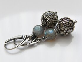 Handgemaakte Oorbellen met Bali Kralen en Labradoriet 