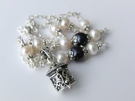 Handgemaakte Zilveren Ketting "Pillendoosje met Parels"