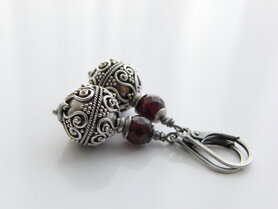 Zilveren Oorbellen met Bali Kralen en Granaat "Hart van Bali"