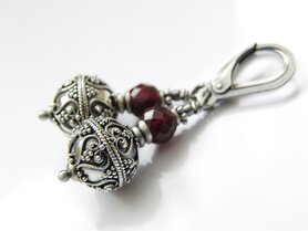 Zilveren Oorbellen met Bali Kralen en Granaat